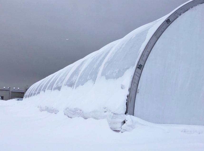 TFSテントの勾配のある屋根構造により、雪は自重で滑り落ちる