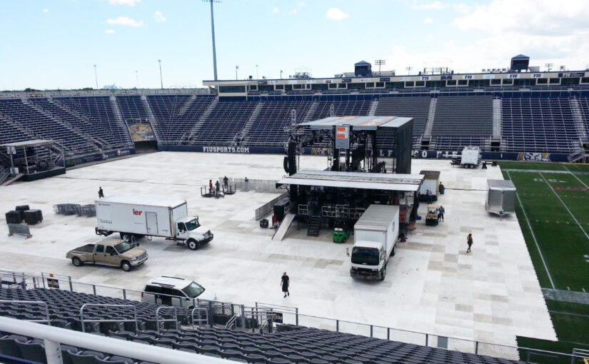 アーマーデッキで芝を養生したコンサート会場設営の様子