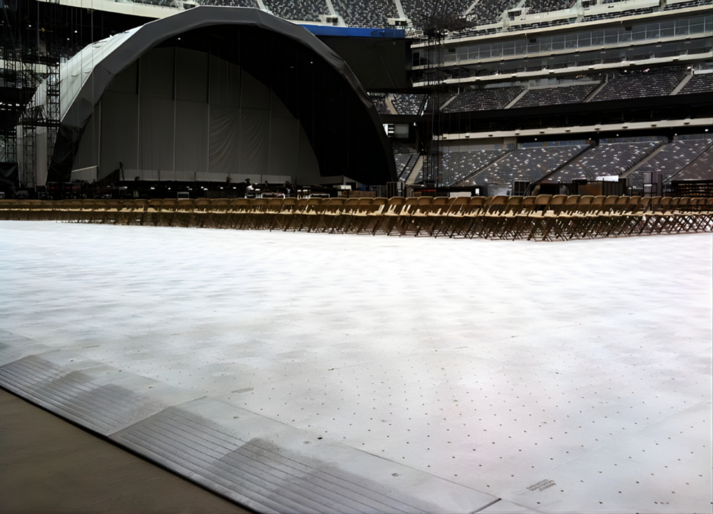 天然芝や全天候型舗装の競技場におけるアーマーデッキの地面養生例