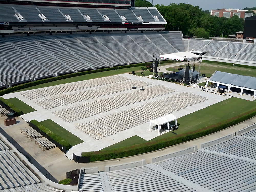 競技場をアーマーデッキで地面養生したコンサート会場