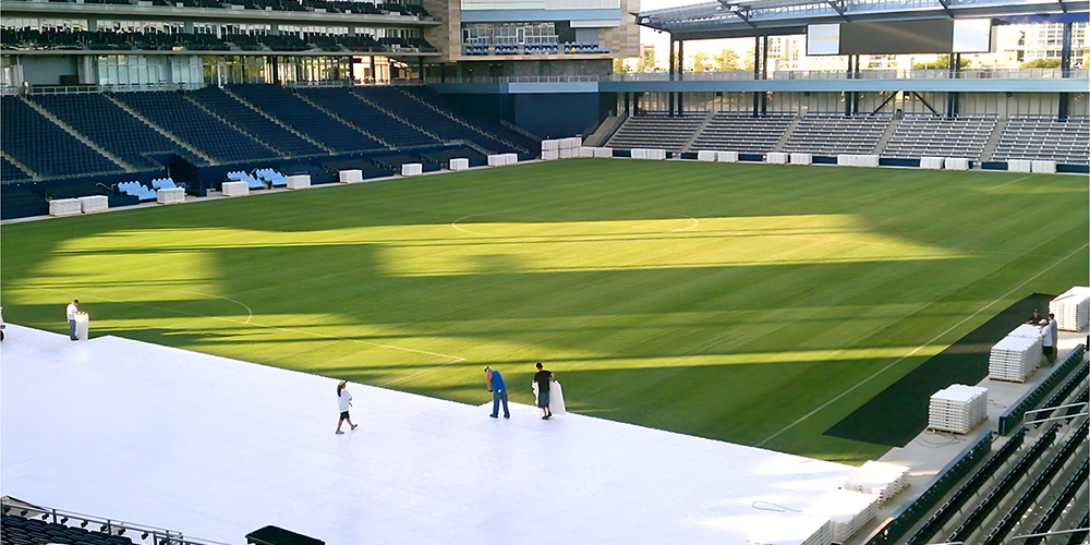 天然芝グラウンドでのアーマーデッキ施工風景