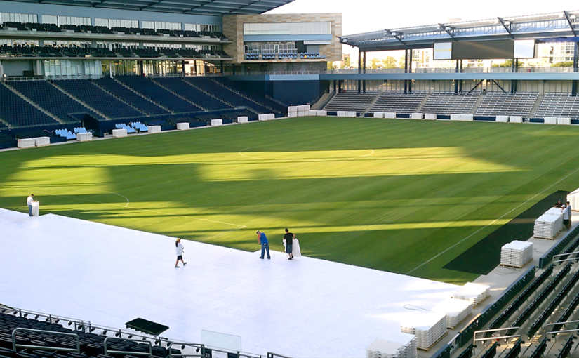 天然芝グラウンドでのアーマーデッキ施工風景