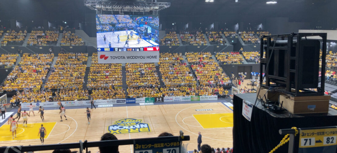 スコア表示やリプレイ映像の投影として活用されるLEDディスプレイや大型モニター