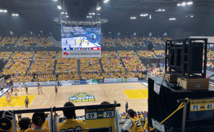 スコア表示やリプレイ映像の投影として活用されるLEDディスプレイや大型モニター