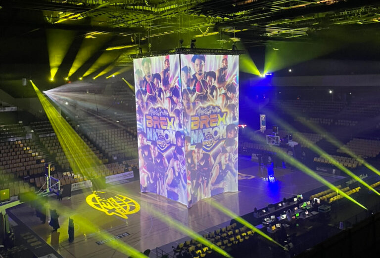 オープニングイベントで選手紹介など映像演出として活用されるLEDディスプレイ