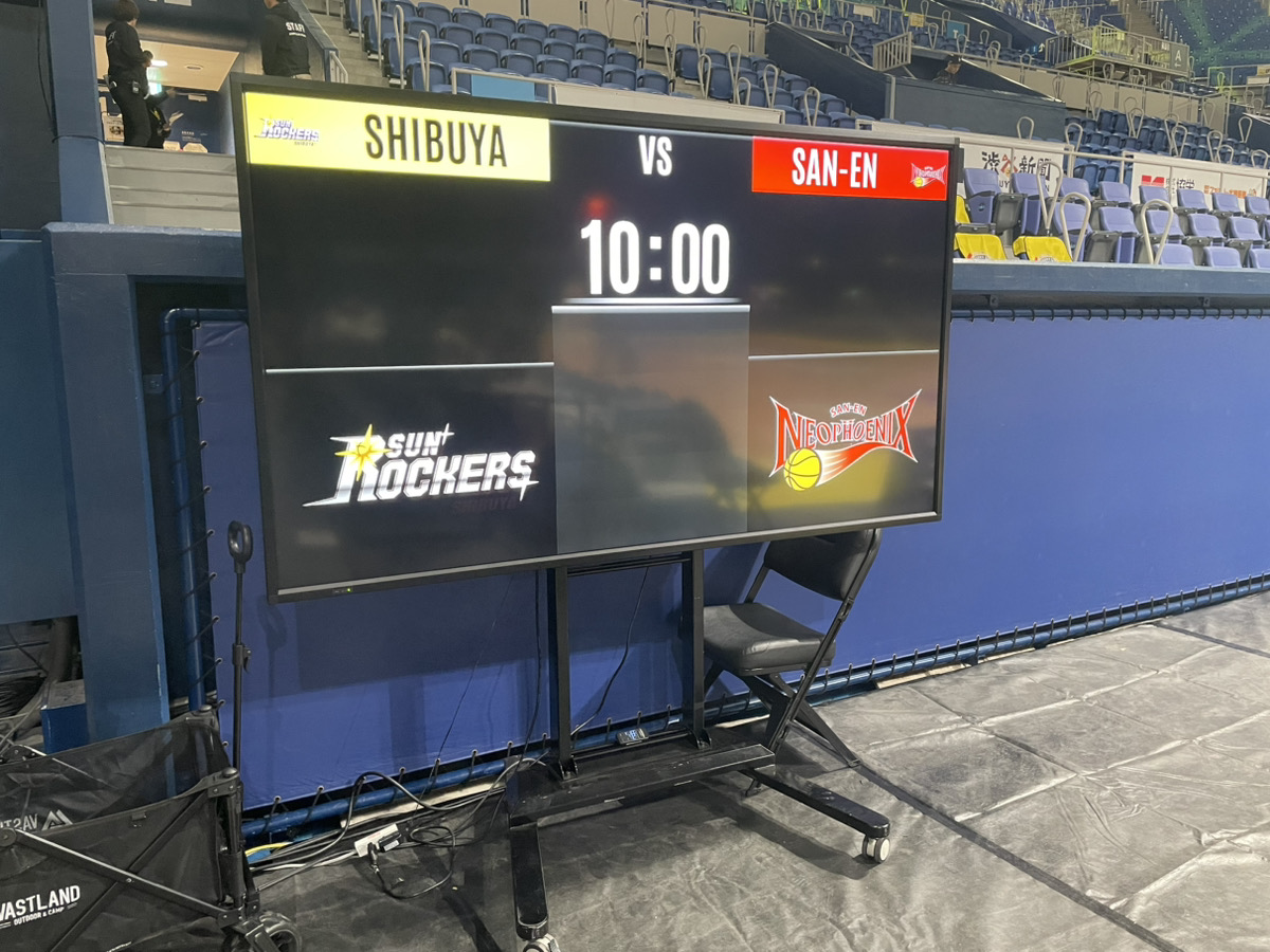 バスケットボールの試合会場に設置された残り時間やスコアを表示する大型モニター