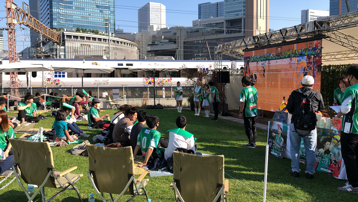 屋外のパブリックビューイング会場で設置された高輝度設計のLEDディスプレイ