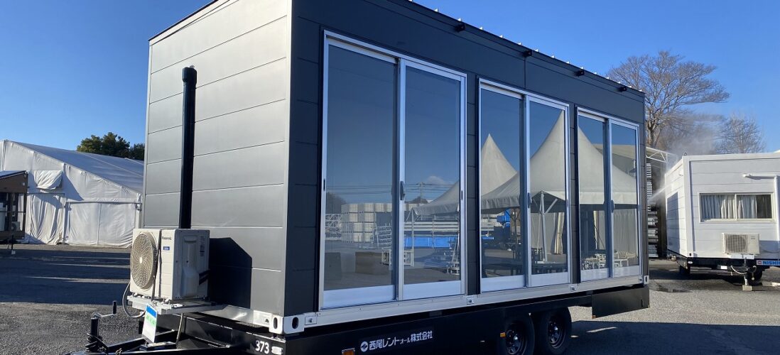 20ftでトレーラーハウスの片面が3枚のガラス扉になっている開放型トレーラーハウス