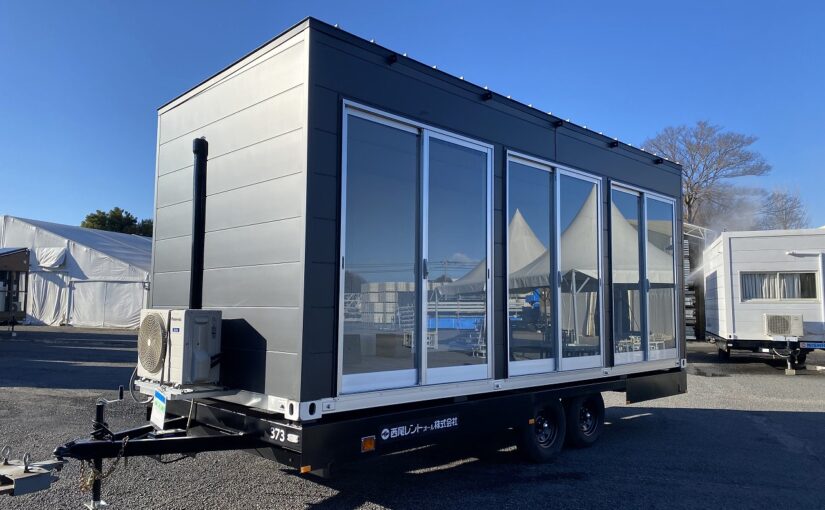 20ftでトレーラーハウスの片面が3枚のガラス扉になっている開放型トレーラーハウス