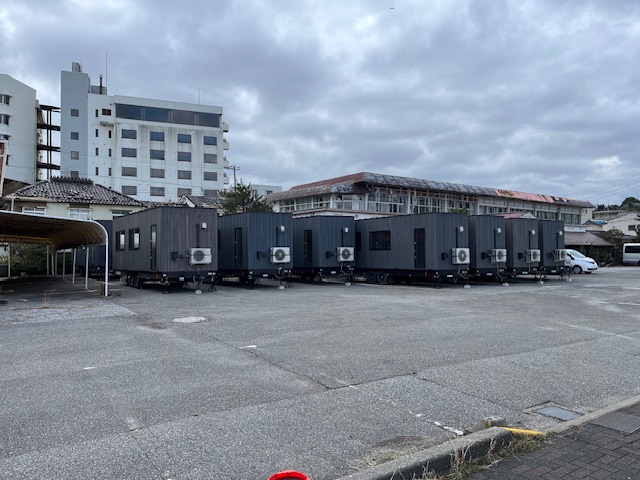 震災支援現場作業員の宿泊施設として設置された7.2mの木造酷暑寒冷型トレーラーハウス