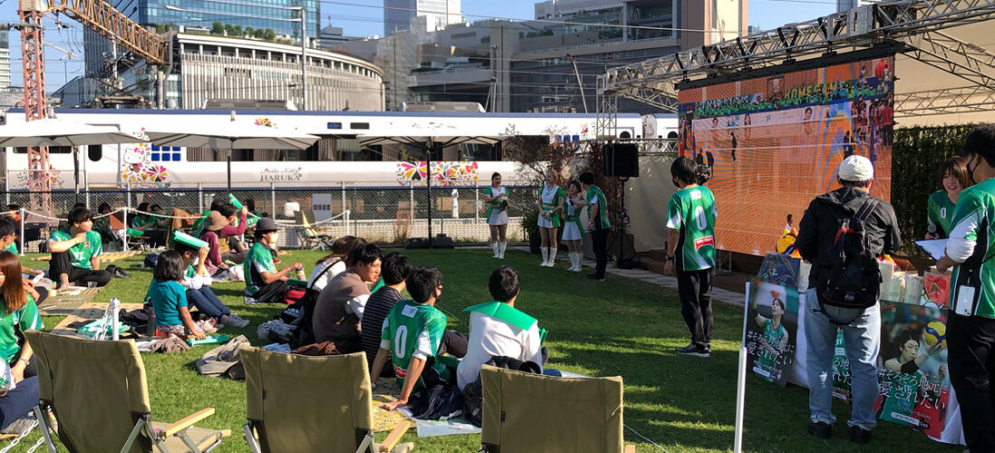 屋外のパブリックビューイング会場で設置された高輝度設計のLEDディスプレイ