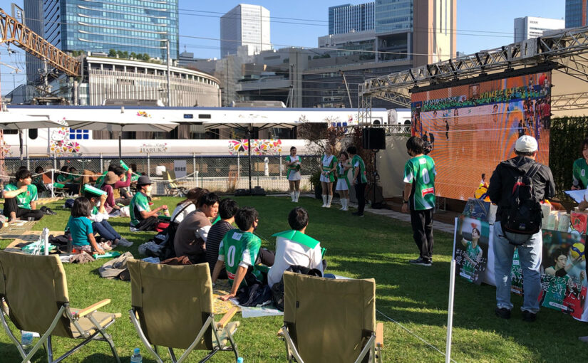 屋外のパブリックビューイング会場で設置された高輝度設計のLEDディスプレイ