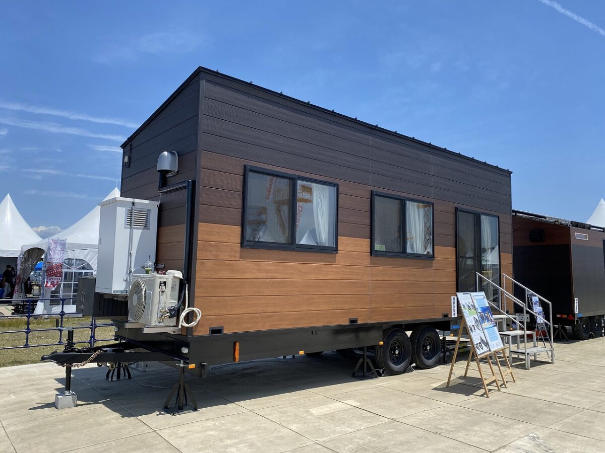 太陽光パネルを搭載したオフグリッドトレーラーハウス