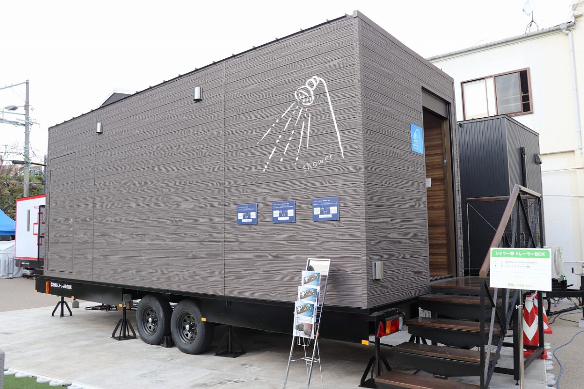 災害時の入浴環境を整える3室シャワートレーラーハウス