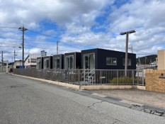 震災支援現場で作業員の宿泊施設として設置された木造酷暑寒冷型トレーラーハウス