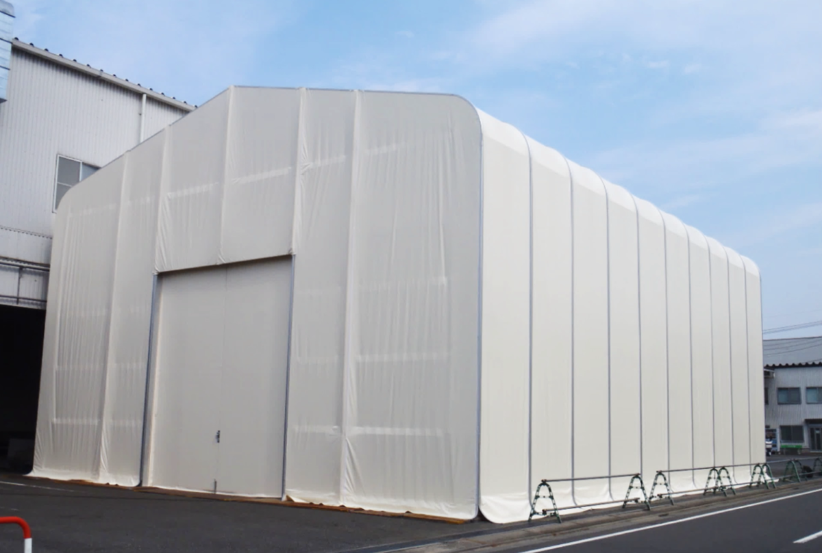軒高テントは大型機器や長尺資材の保管に最適