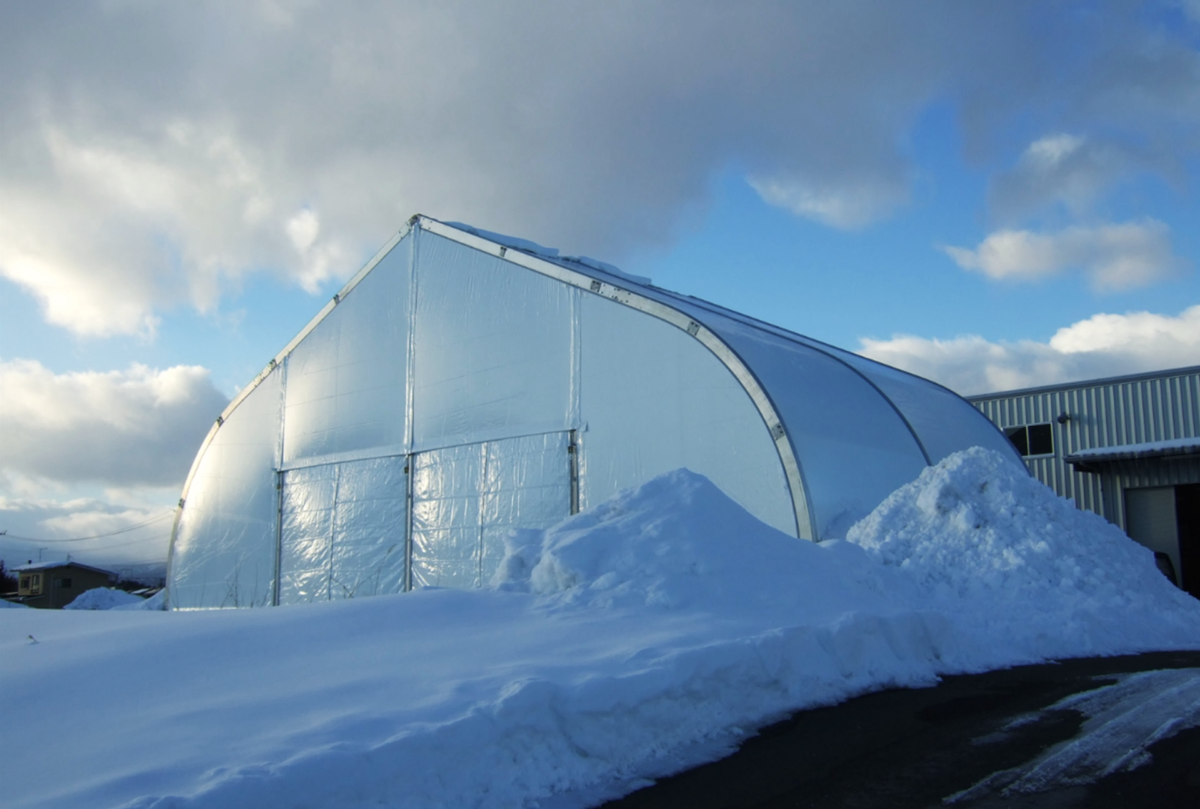 屋根の雪が滑り落ちやすい構造の積雪対応テント倉庫