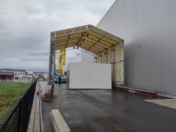 長尺資材の保管に重宝するレール式可動テント