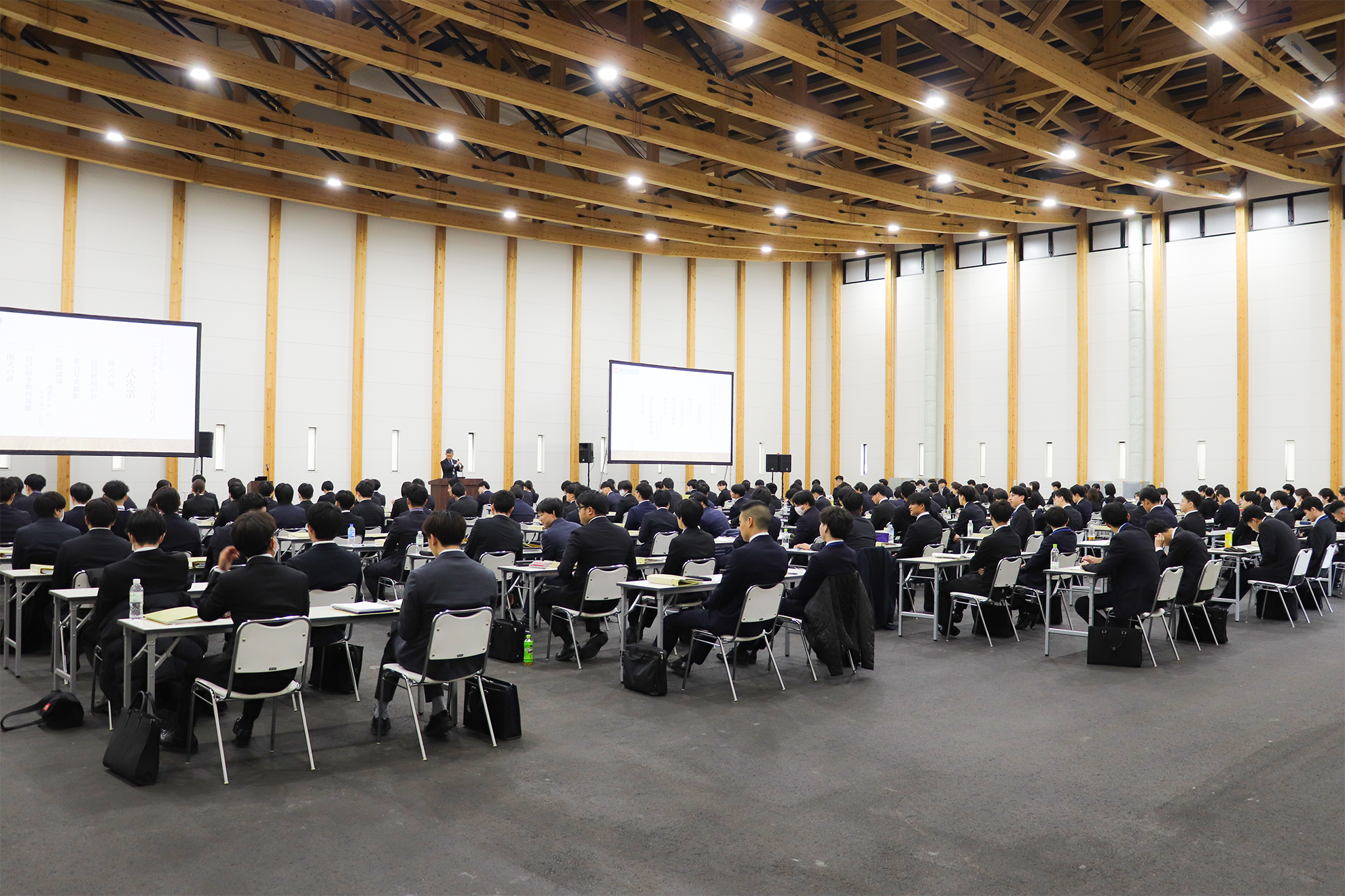 NISHIOグループ入社式で気象キャスターの蓬莱大介さんによる特別講演を